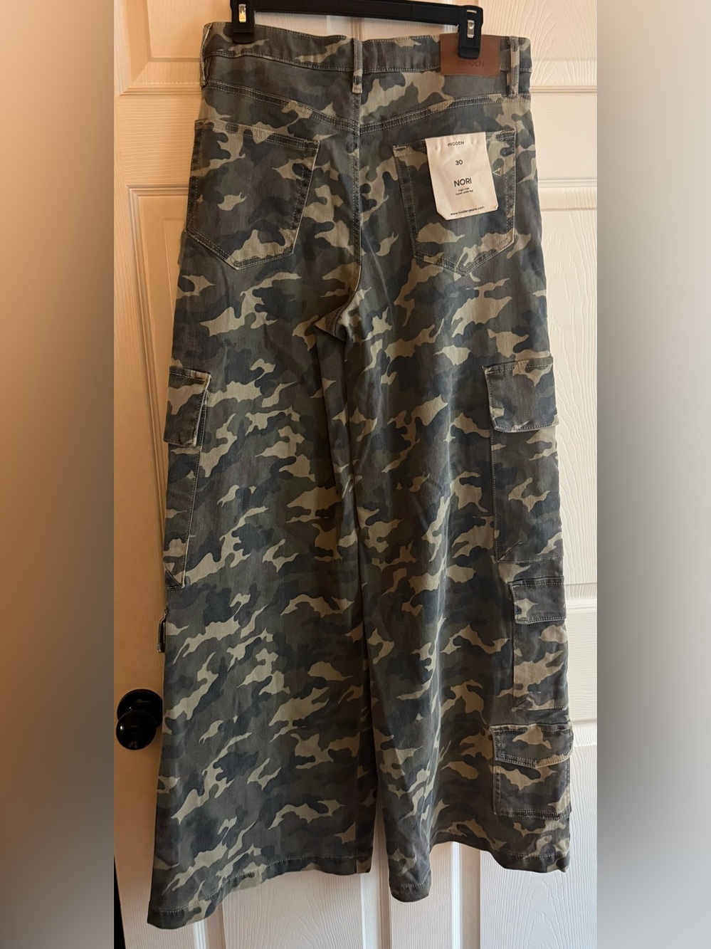 The Buckle Nori Camo Wide Leg Cargo Stretch Jeans size 30R - Picture 4 of 6